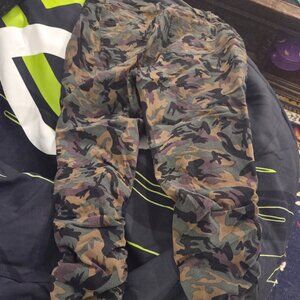 Like an angel Camo stretch pants Junior 2x, runs small